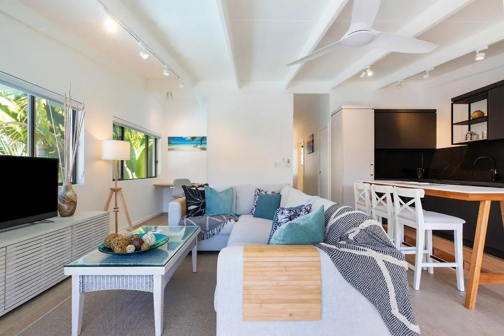Apartment Beach Retreat Chic: Poolside On The Esplanade Port Douglas Australia